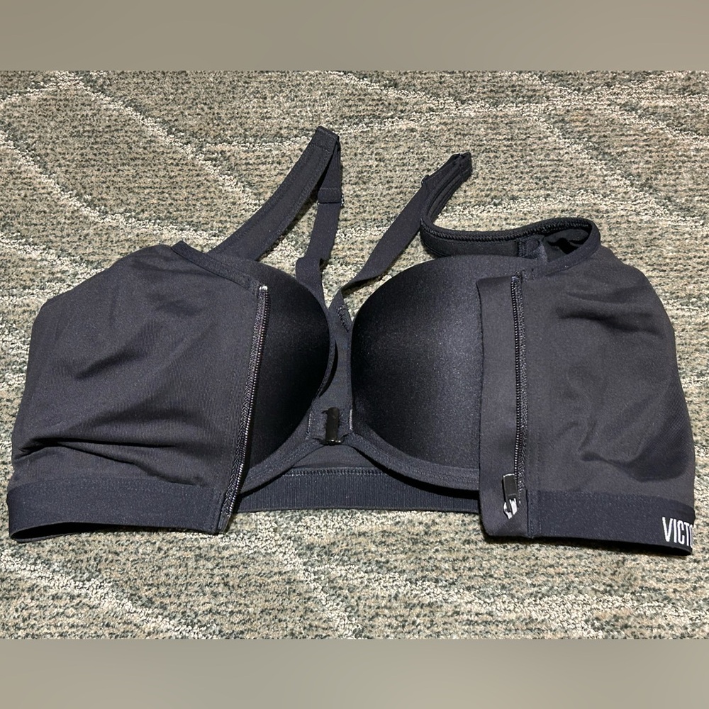 Victoria’s Secret 32DDD(F) front closure sport bra
